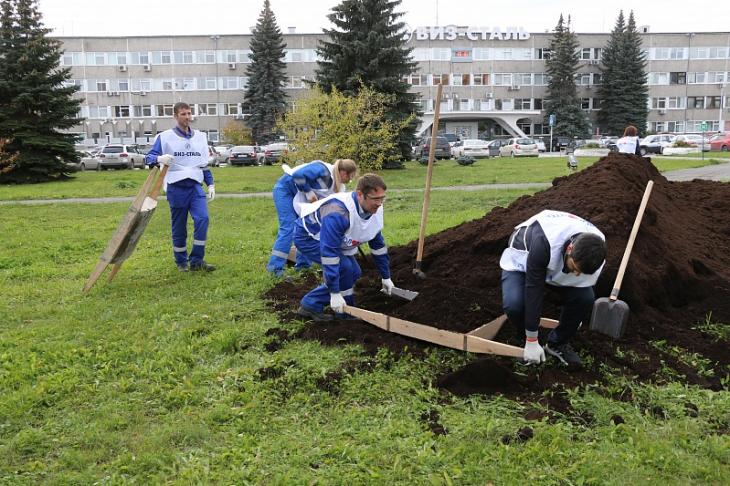 Волонтеры ВИЗ-Стали озеленили территорию