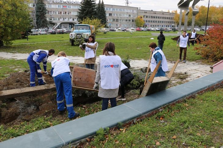 Волонтеры ВИЗ-Стали озеленили территорию