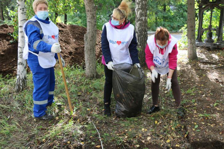 Волонтеры ВИЗ-Стали продолжают озеленение заводской территории