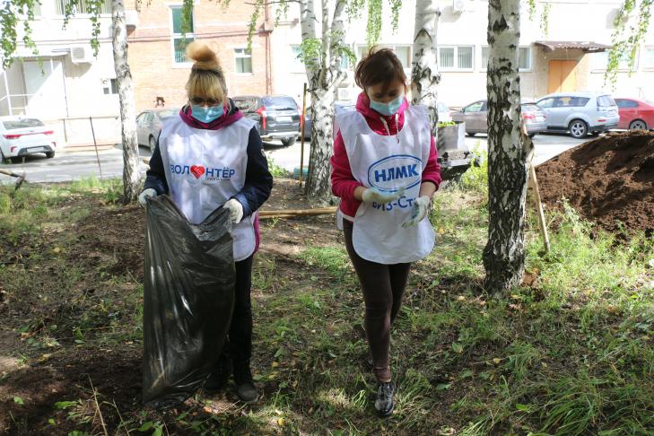 Волонтеры ВИЗ-Стали продолжают озеленение заводской территории