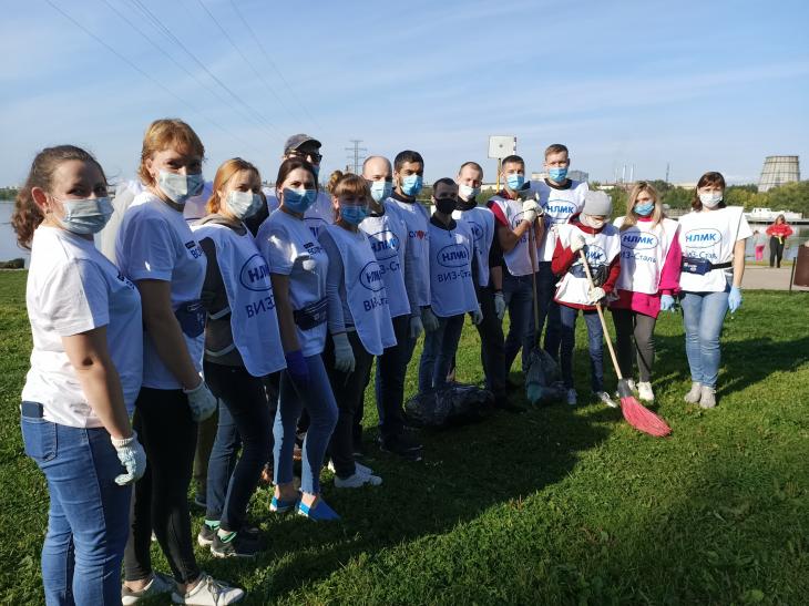 Волонтеры ВИЗ-Стали и ВИЗа очистили от мусора берег Верх-Исетского пруда