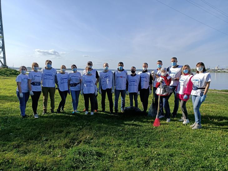 Волонтеры ВИЗ-Стали и ВИЗа очистили от мусора берег Верх-Исетского пруда